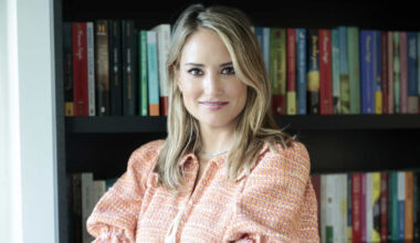 una decoración con mucho papel pintado, hasta en su nueva cocina