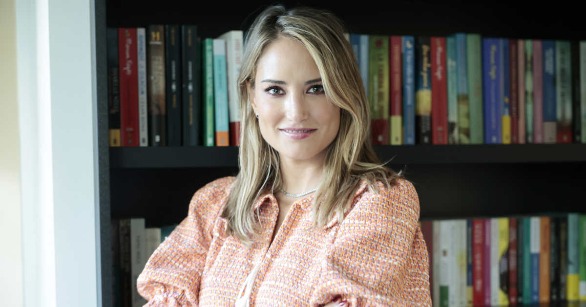 una decoración con mucho papel pintado, hasta en su nueva cocina