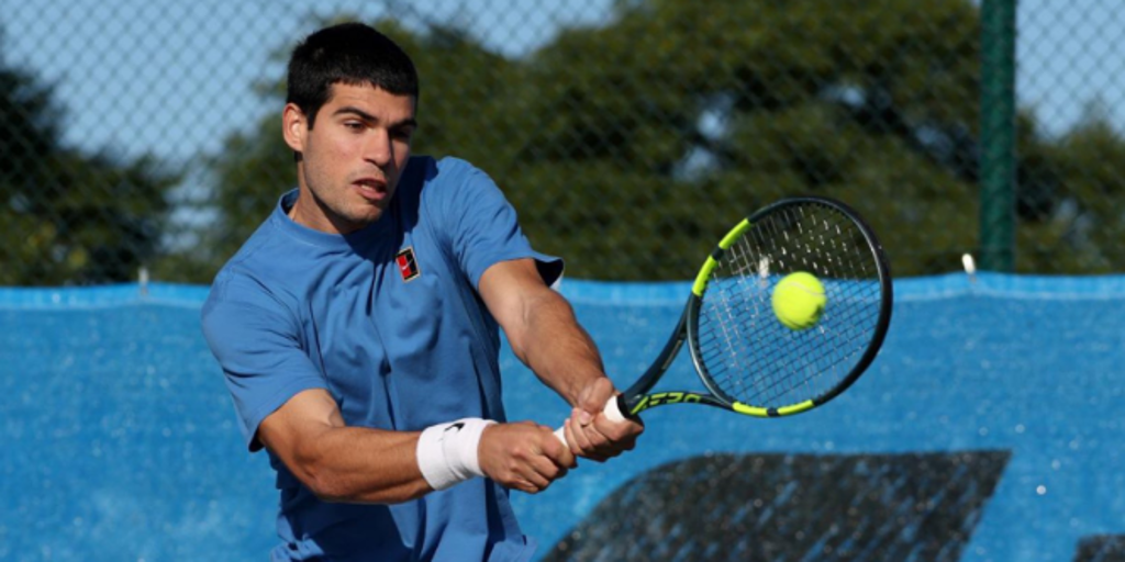 Alcaraz y una burbuja con entrenamientos, canastas y tatuajes para centrarse en el Abierto de Australia