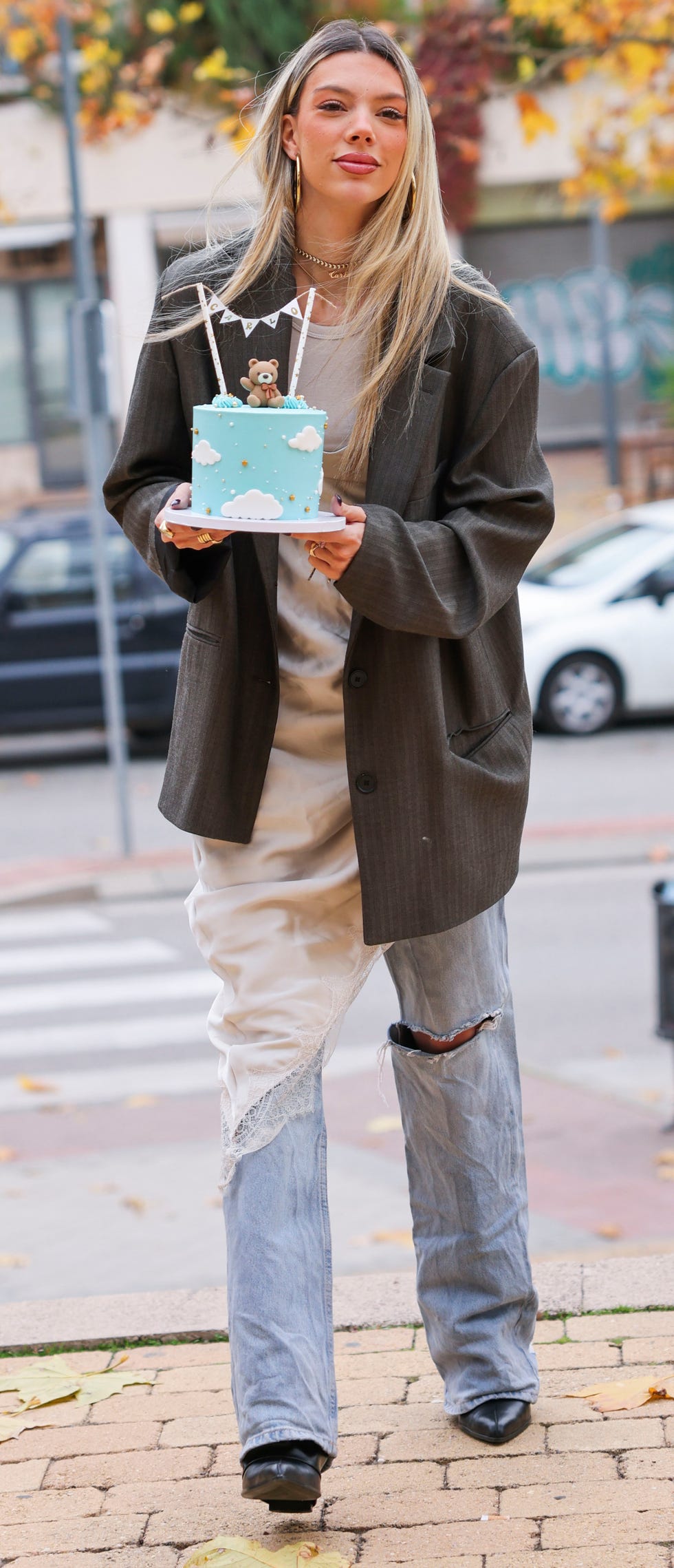 alejandra rubio con una tarta de cumpleanos para su hijo carlo