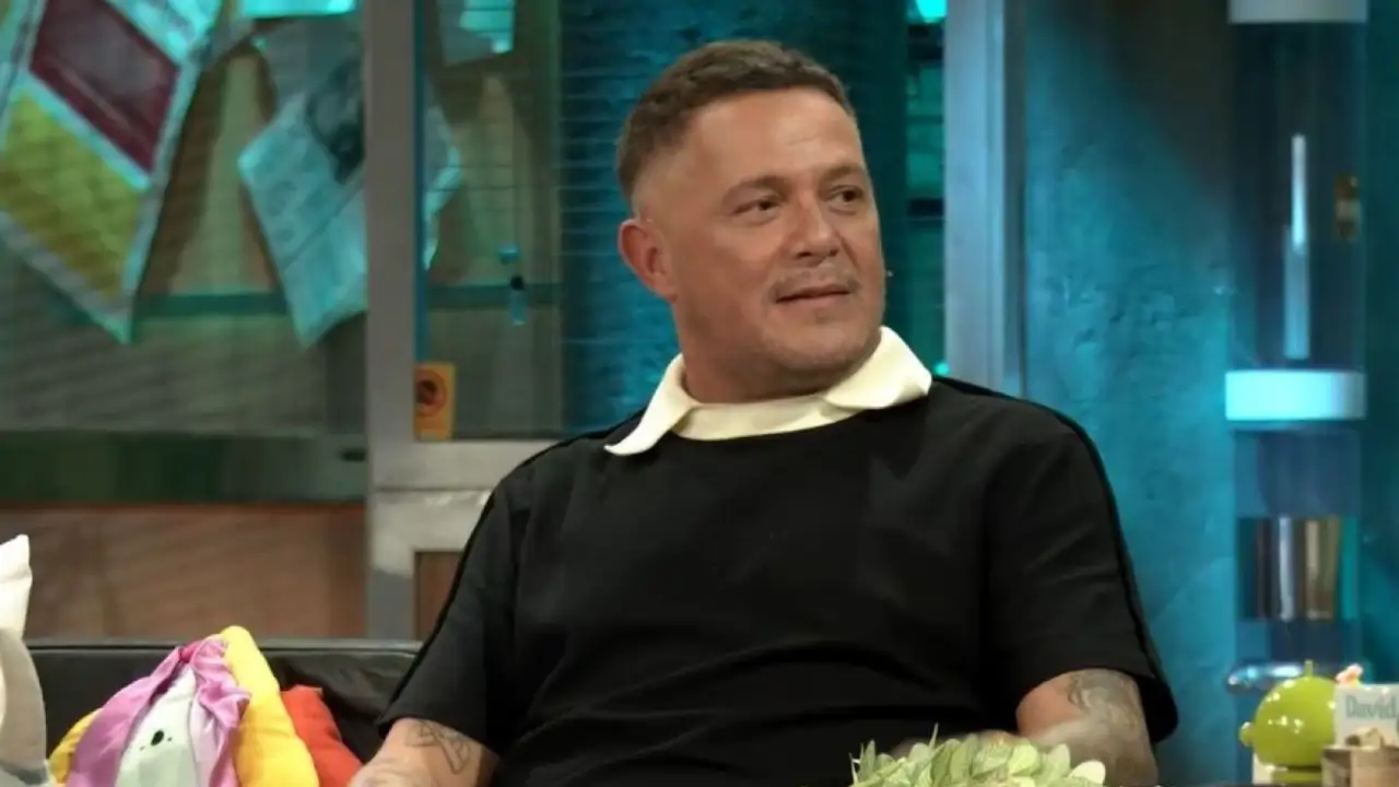 Alejandro Sanz, molesto por las preguntas, corta la entrevista de David Broncano en ‘La Revuelta’: “Tienes que parar en algún momento” 