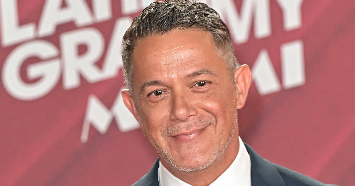 “Mi madre quería sacarme como fuera de la casa y buscó una academia de kárate y al lado había una de guitarra. Entonces me metió a guitarra y así empezó”