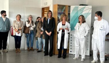 Autoridades y equipo directivo del centro en la jornada de aniversario