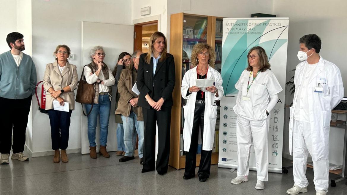 Autoridades y equipo directivo del centro en la jornada de aniversario