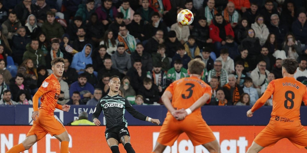 Antony salió cojeando del Ciutat de Valencia: «Hay tiempo para recuperar»