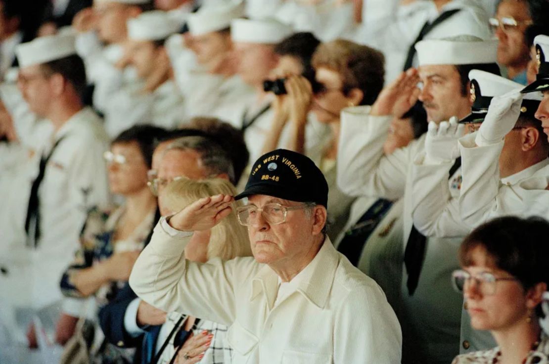 Archie Odom, superviviente de Pearl Harbor, de Federal Way, Washington, saluda durante un minuto de silencio en Pearl Harbor, Hawai, el 7 de diciembre de 1991.