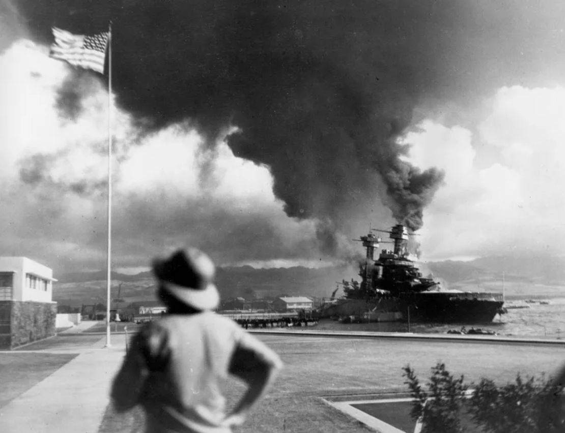 Barcos estadounidenses arden durante el ataque japonés a Pearl Harbor, Hawai, el 7 de diciembre de 1941.
