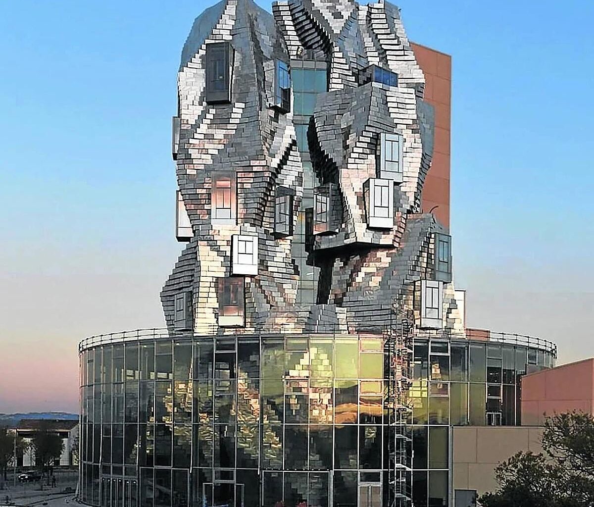 Gehry deslumbra en Arlés con su tornado