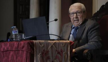 La Real Academia de Bellas Artes suspende la conferencia de Arquillo tras recibir un burofax de la Macarena