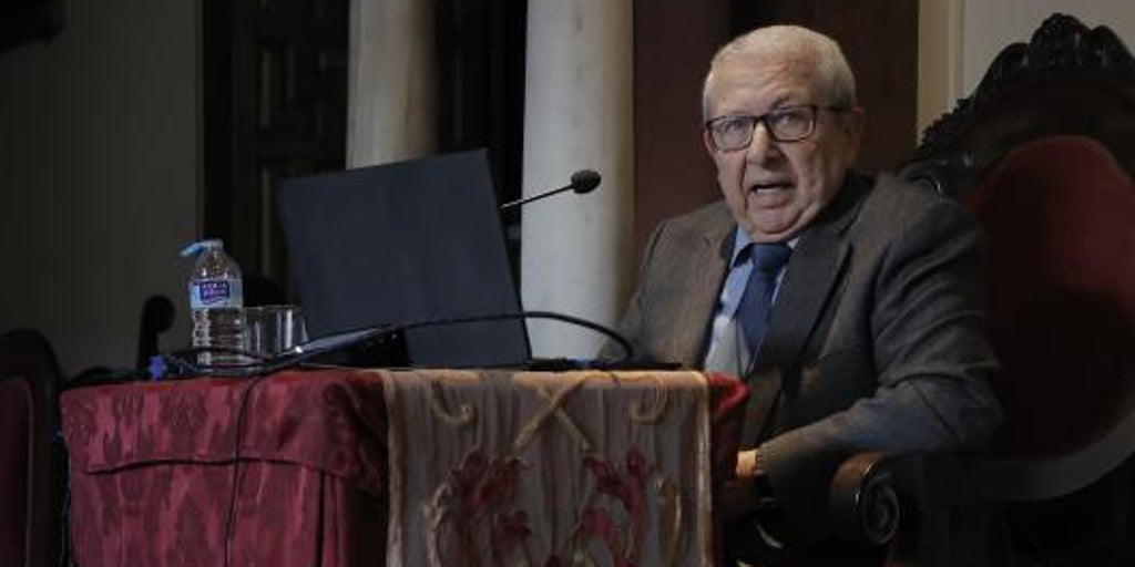 La Real Academia de Bellas Artes suspende la conferencia de Arquillo tras recibir un burofax de la Macarena