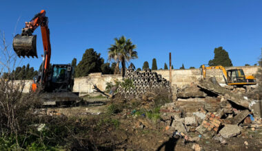 El Ayuntamiento de El Puerto derriba y acondiciona un solar en el que había una construcción en ruinas en la avenida de Sanlúcar por motivos de seguridad y salubridad