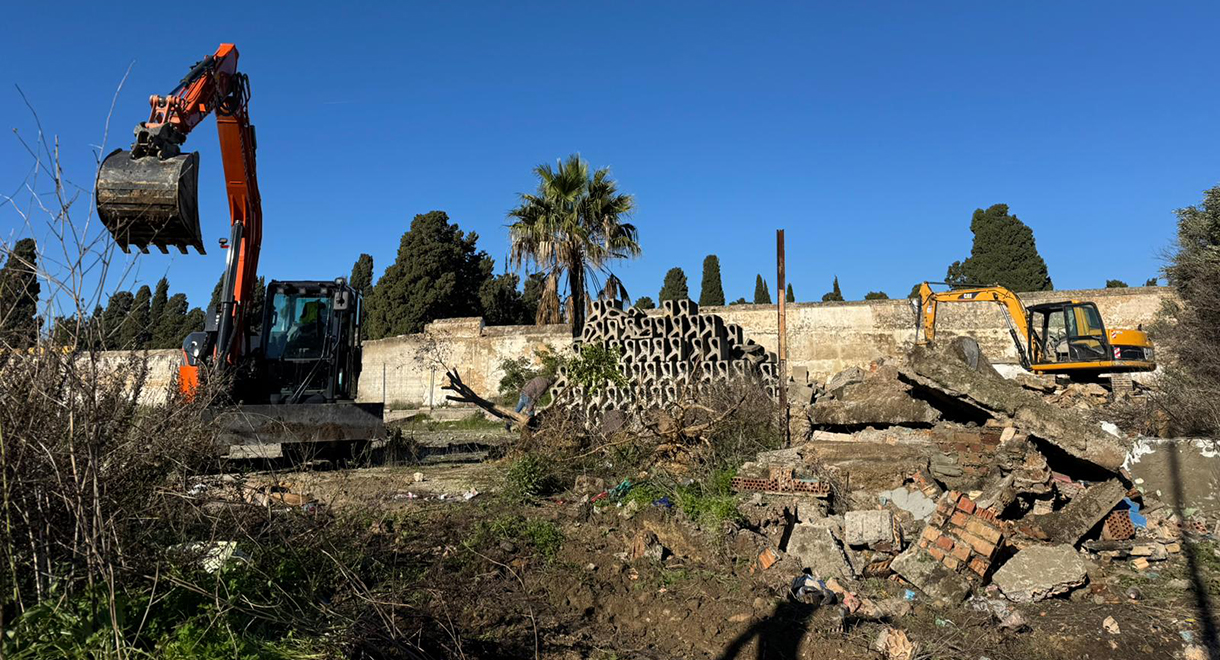 El Ayuntamiento de El Puerto derriba y acondiciona un solar en el que había una construcción en ruinas en la avenida de Sanlúcar por motivos de seguridad y salubridad