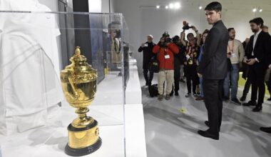 Carlos Alcaraz viendo uno de sus trofeos de Wimbledon que se mostraron en la exposición. - Foto: MP