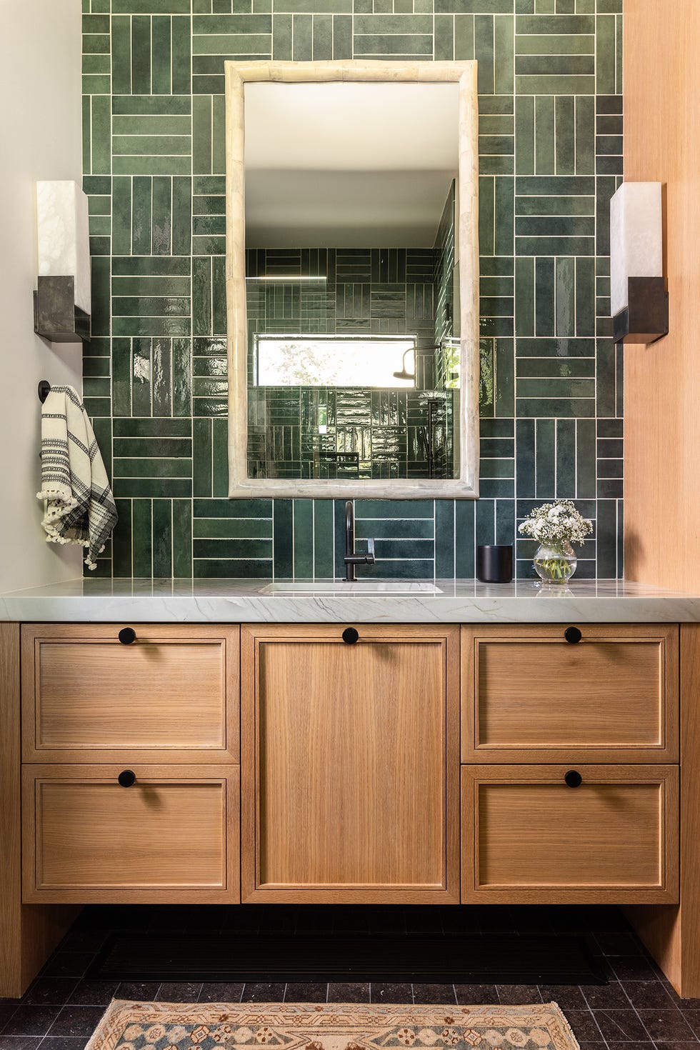 una casa clasica moderna decorada por mel bean