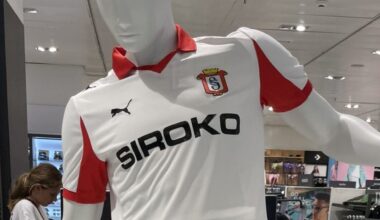 El Sporting estrena su camiseta vintage y estudia el debut de 2 guajes en el 11 de la Copa, televisada gratis