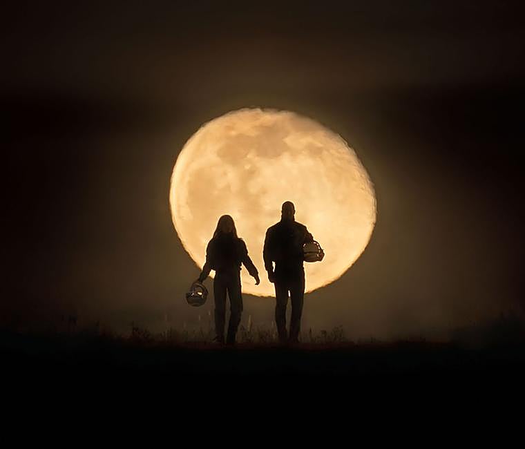 Los astronautas españoles Sara García y Pablo Álvarez fotografiados frente a la Luna