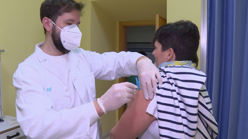 Nueva jornada de vacunación sin cita frente a la gripe y la covid en Zaragoza | Zaragoza