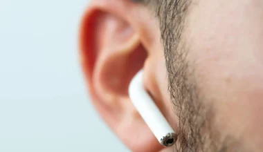 un hombre con auriculares inalámbricos