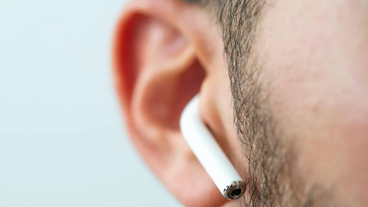 un hombre con auriculares inalámbricos