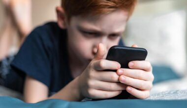 Niño mirando un teléfono móvil
