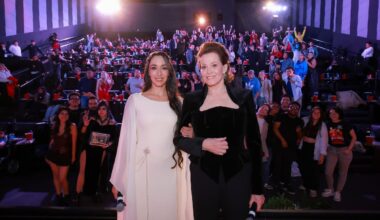 La alegría de Oona Chaplin, la hija de Geraldine y nieta de Charles, en la alfombra roja de Avatar junto a Sigourney Weaver