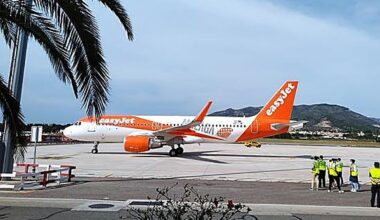 Revuelo en un avión de Málaga a Londres con una anciana fallecida: los pasajeros creen que embarcó muerta