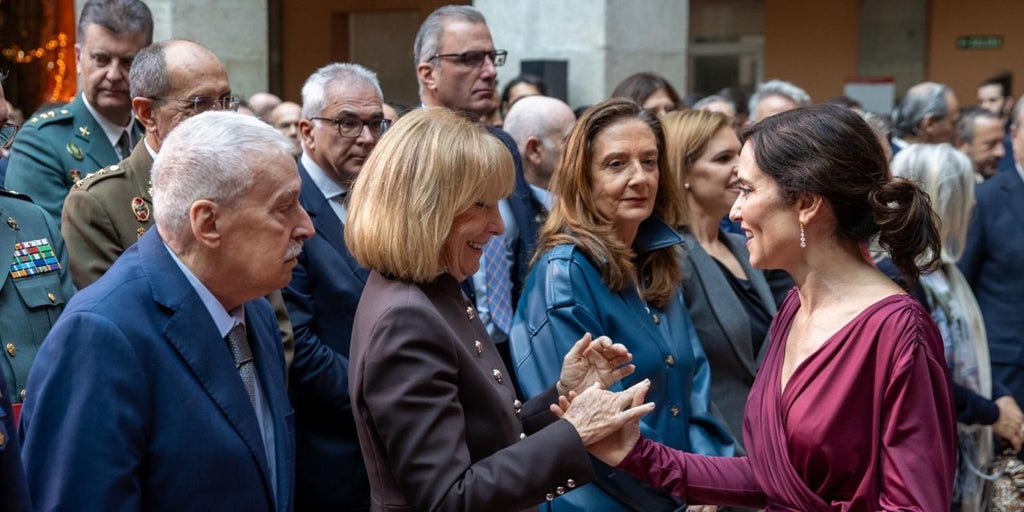 El Gobierno de Ayuso defiende el «éxito» de su modelo sanitario y promete erradicar las malas prácticas