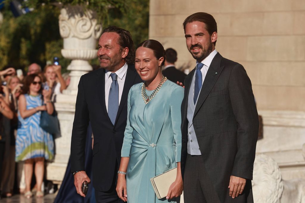 Philippos de Grecia y Nina Flohr, con el padre de ella en la boda de Theodora de Grecia