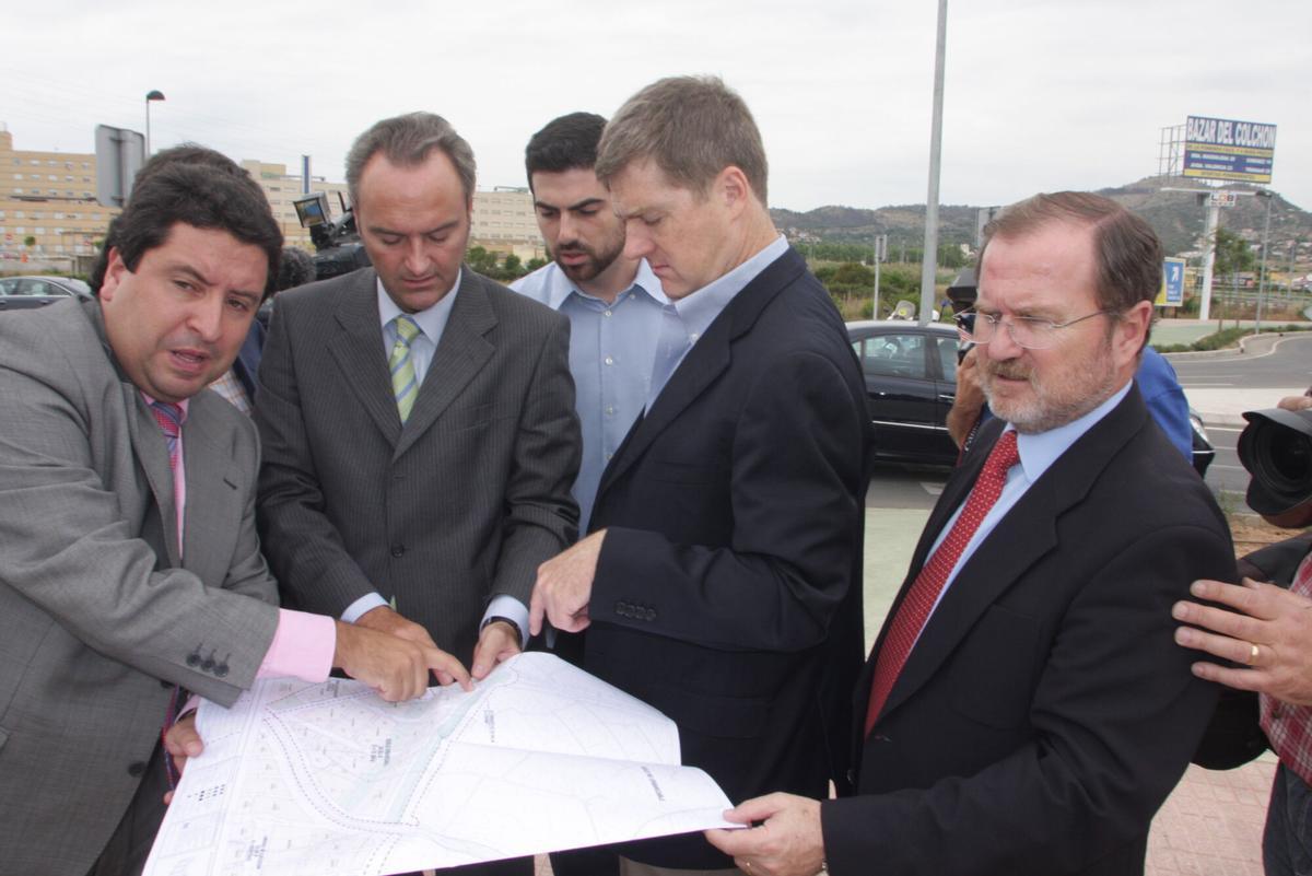 16-07-2008 - CASTELLON - AYUNTAMIENTO - VISITA A LOS TERRENOS DE ALBERTO FABRA CON LOS REPRESENTANTES DE FRANK GEHRY - FOTO ISMAEL LLOPIS - Futuro edificio VIU (Universitat Internacional Virtual). Alejandro Font de Mora, Aamoth, Alberto Fabra y Javier Moliner