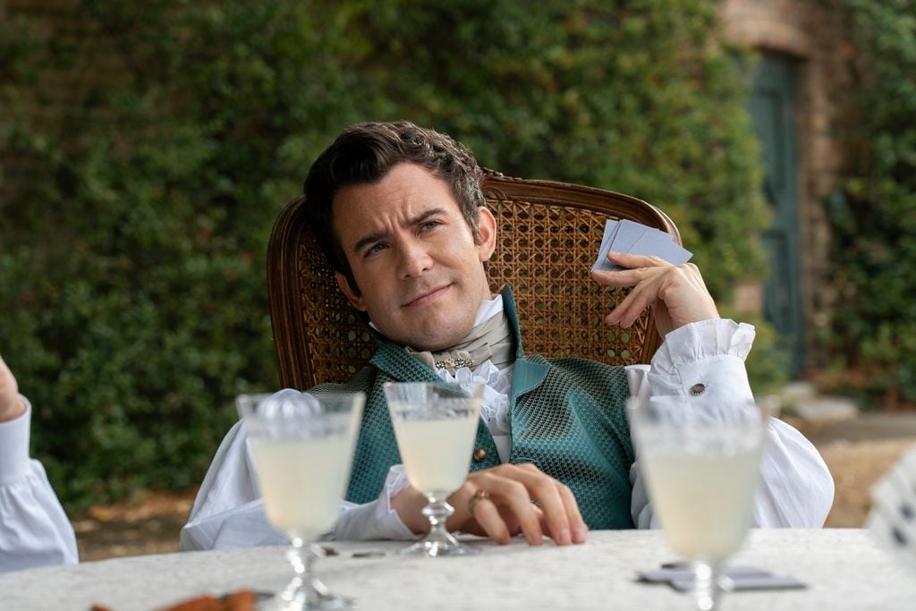Plano medio de Luke Thompson como Benedict Bridgerton en Los Bridgerton