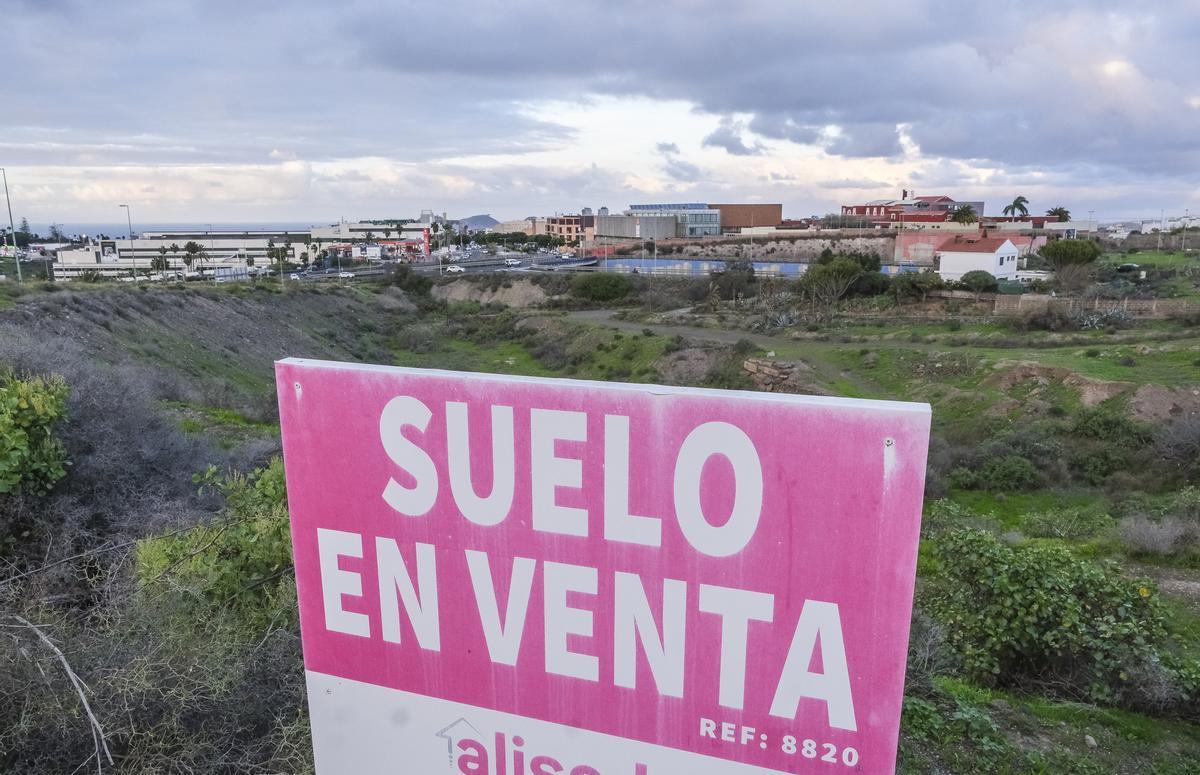 Cartel que avisbaa de que los terrenos estaba a la venta, antes de ser comprados por la UD