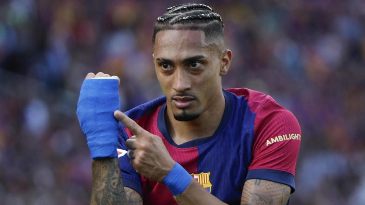 Raphinha celebra su gol señalándose el vendaje que tanta tirria generó en Madrid.