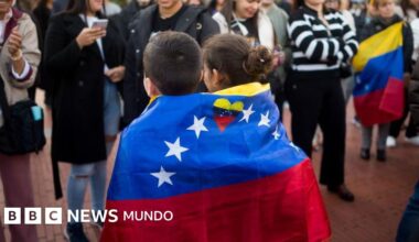 "Mi familia está allá, no puedo decir nada": el miedo de los venezolanos en Miami a opinar sobre la amenaza militar de Trump contra su país