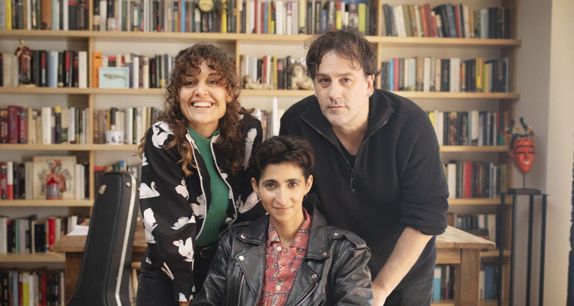 Elena Molina e Isaki Lacuesta: "El tema de que Alba ha perdido su voz y su capacidad de cantar es esencial en 'Flores para Antonio'" | Actualidad