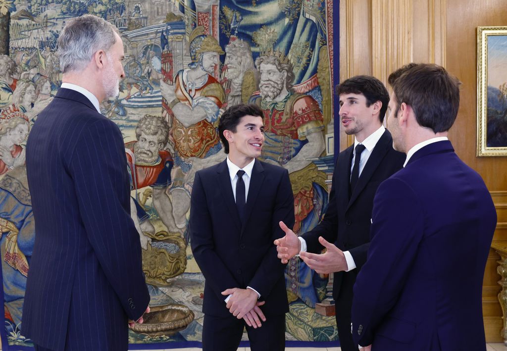 El rey Felipe VI con los deportistas Álex y Marc Márquez en el palacio de la Zarzuela