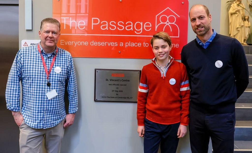 El príncipe Guillermo y su hijo posan en la entrada del centro con uno de sus responsables