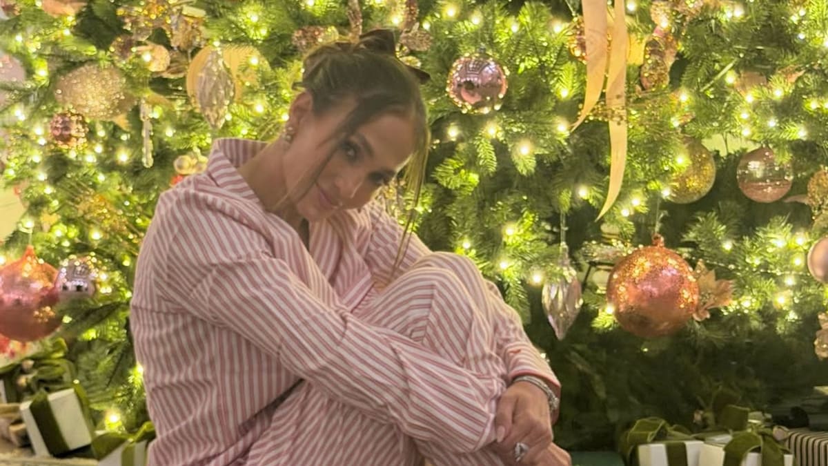 El sorprendente (y rosa) 'look' de Jennifer Lopez para su plan más insólito de Nochebuena