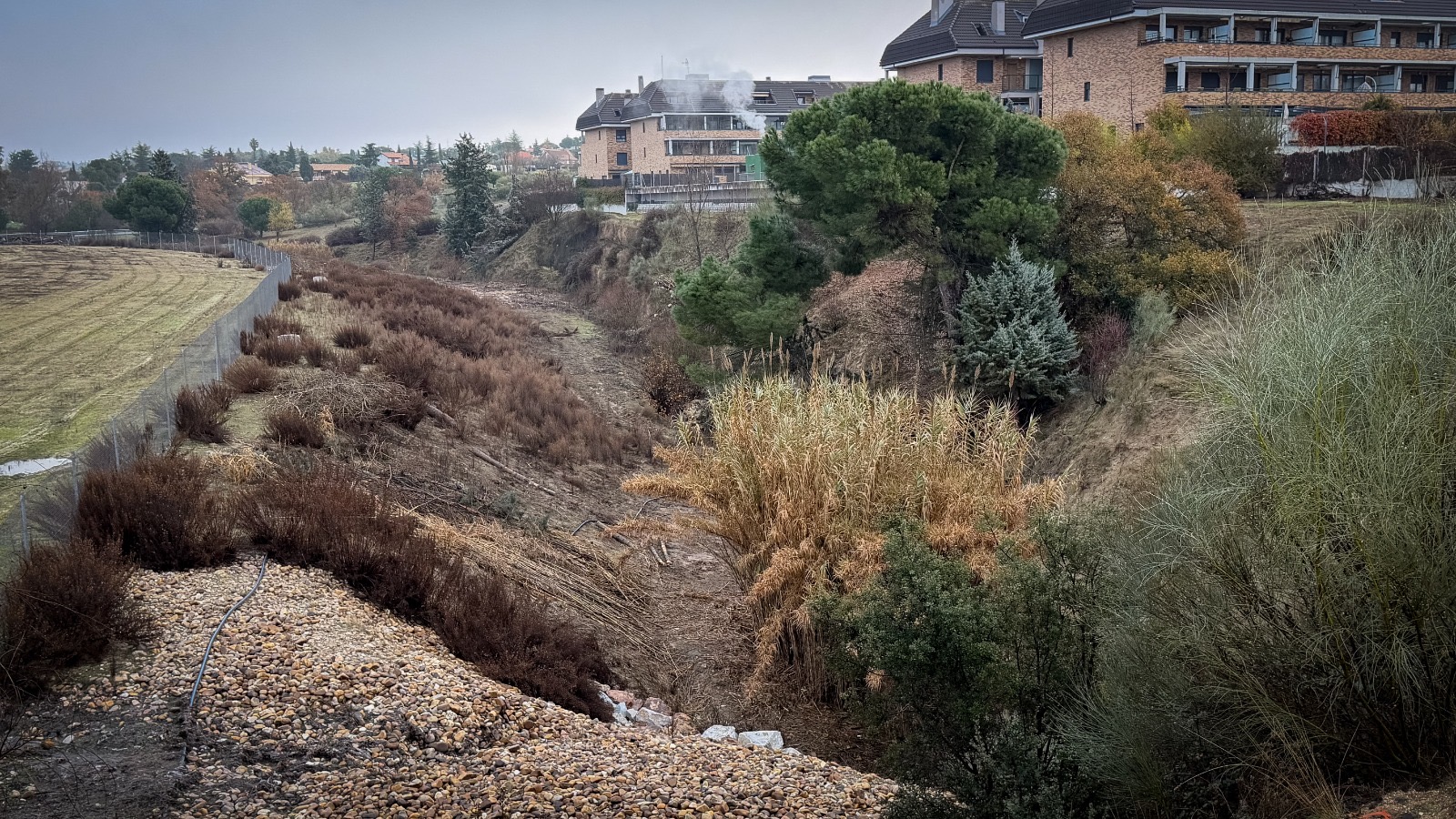 Empieza la limpieza del arroyo de Valenoso para mejorar la seguridad y el entorno natural