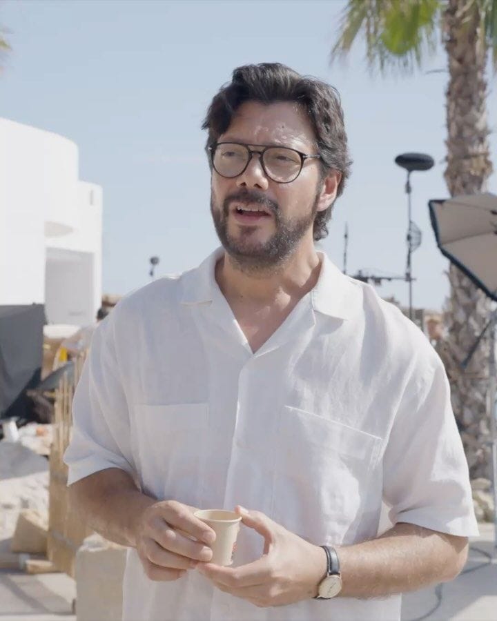 álvaro está feliz de poder regresar con el papel del profesor por reencontrarse con el equipo y por hacer un regalo a sus fans