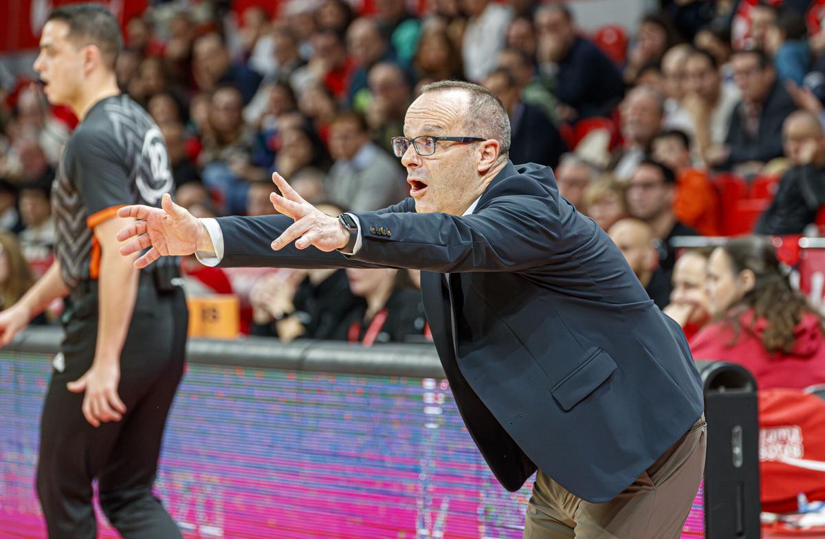 Diego Ocampo, dando instrucciones a sus jugadores en el Príncipe Felipe