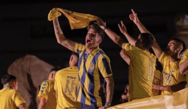 Marc Cardona festeja en lo alto de la guagua del equipo el ascenso a Primera División en la temporada 22/23, en la que firmó seis goles.