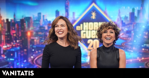 un top de Zara y el truco para llevar pantalones vaqueros a la cena de empresa esta Navidad