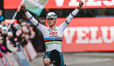 Mathieu van der Poel pasa la apisonadora en Amberes con Van Aert lejos - ESMTB.com