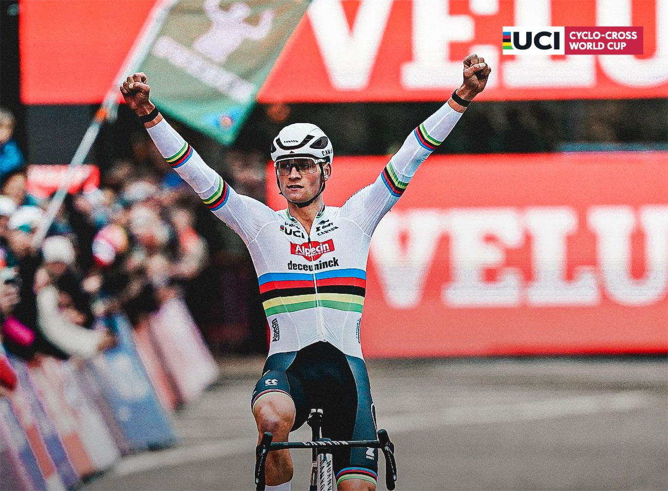 Mathieu van der Poel pasa la apisonadora en Amberes con Van Aert lejos - ESMTB.com