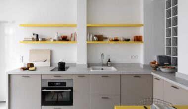 Un pequeño departamento minimalista es modernizado con un toque de color