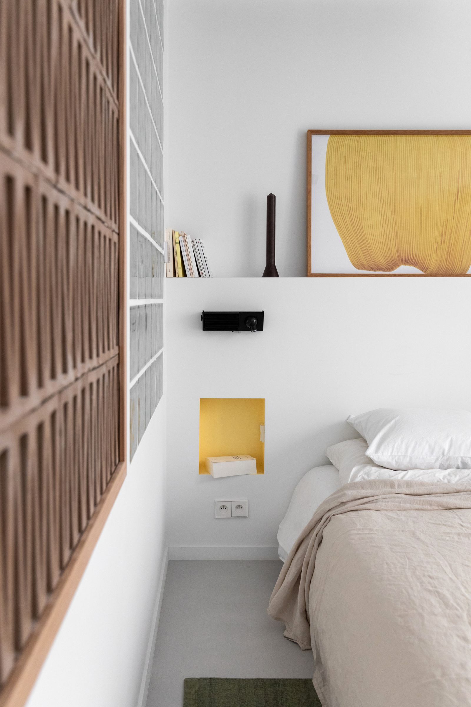 recmara beige con madera cuadro amarillo