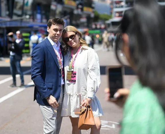 Camille Gottlieb y Louis Ducruet, hijos de la princesa Estefanía de Mónaco posan en el Gran Premio de Mónaco 2025 para Marie, la mujer de Louis