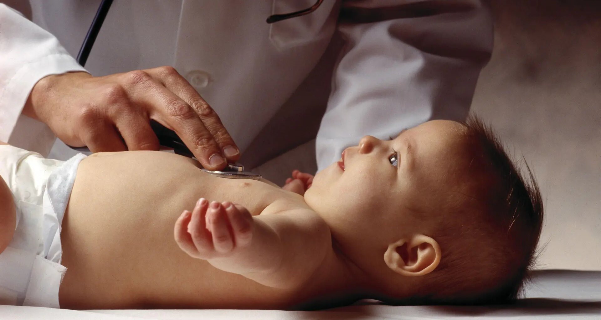 La bronquiolitis aumenta sobre todo entre los menores de 5 años, pero la vacuna evita un 80% de ingresos: "Son datos impresionantes"