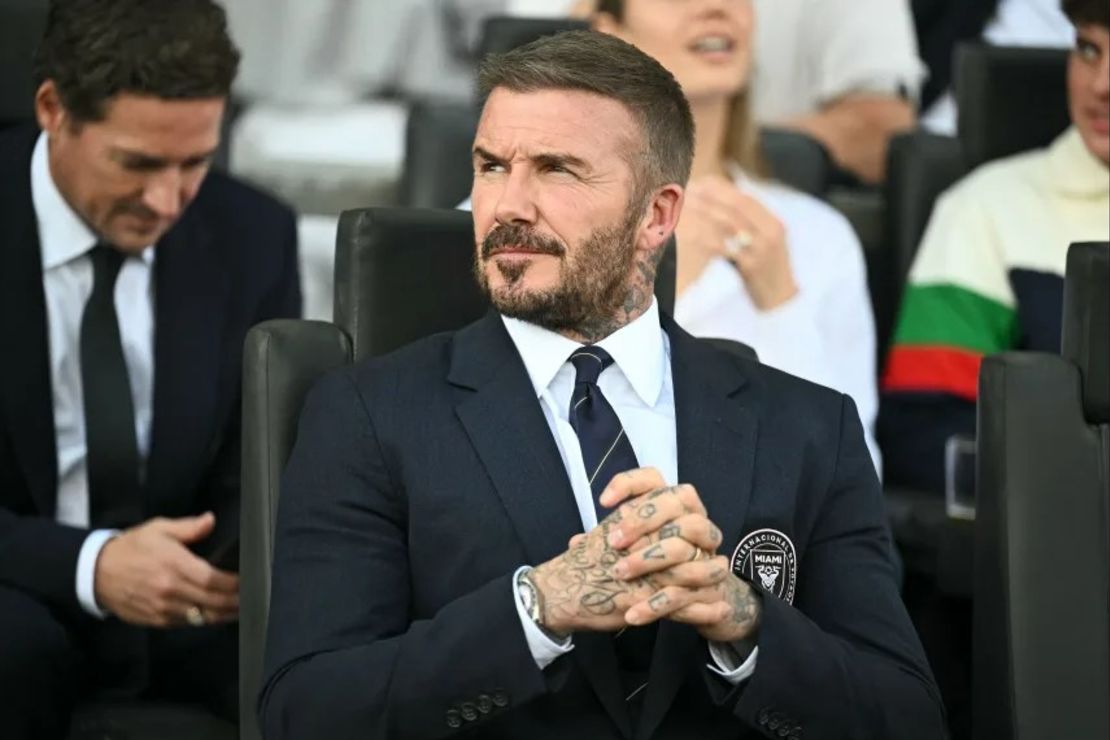 El presidente y copropietario del Inter Miami, David Beckham, observa desde la línea de banda antes del inicio de la final de la MLS Cup.