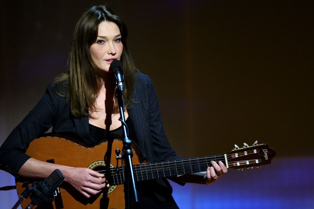 Plano medio de Carla Bruni durante una actuación en Milan